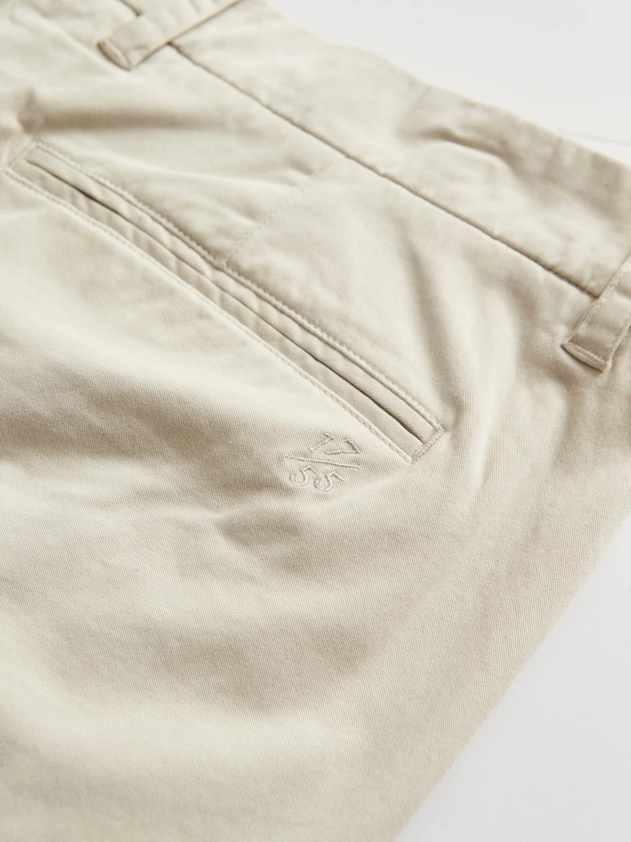 Relaxed pleat front chino short